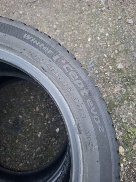 Vand 2 anvelope 215 45 16 hankook de iarna