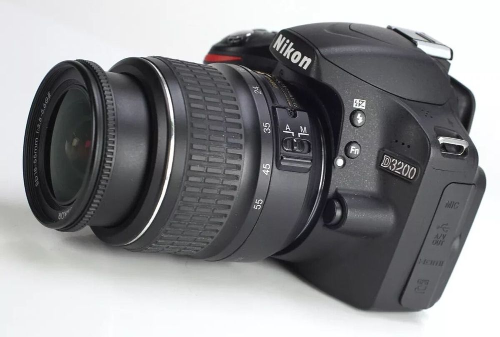 Nikon D3200, 24.2MP + Обектив 18-55мм + аксесоари