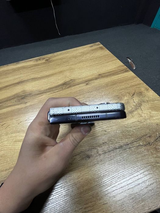 Srochna sotilad Z fold 5 holati yaxshi 256gb 2 sim