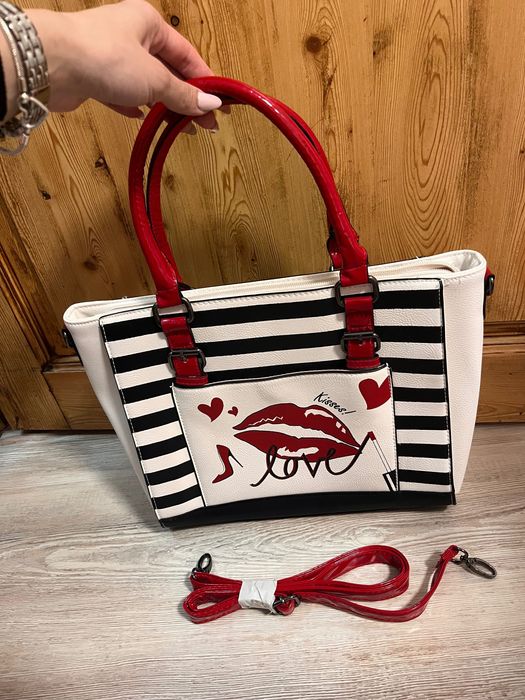 Дамска чанта в червено и бяло