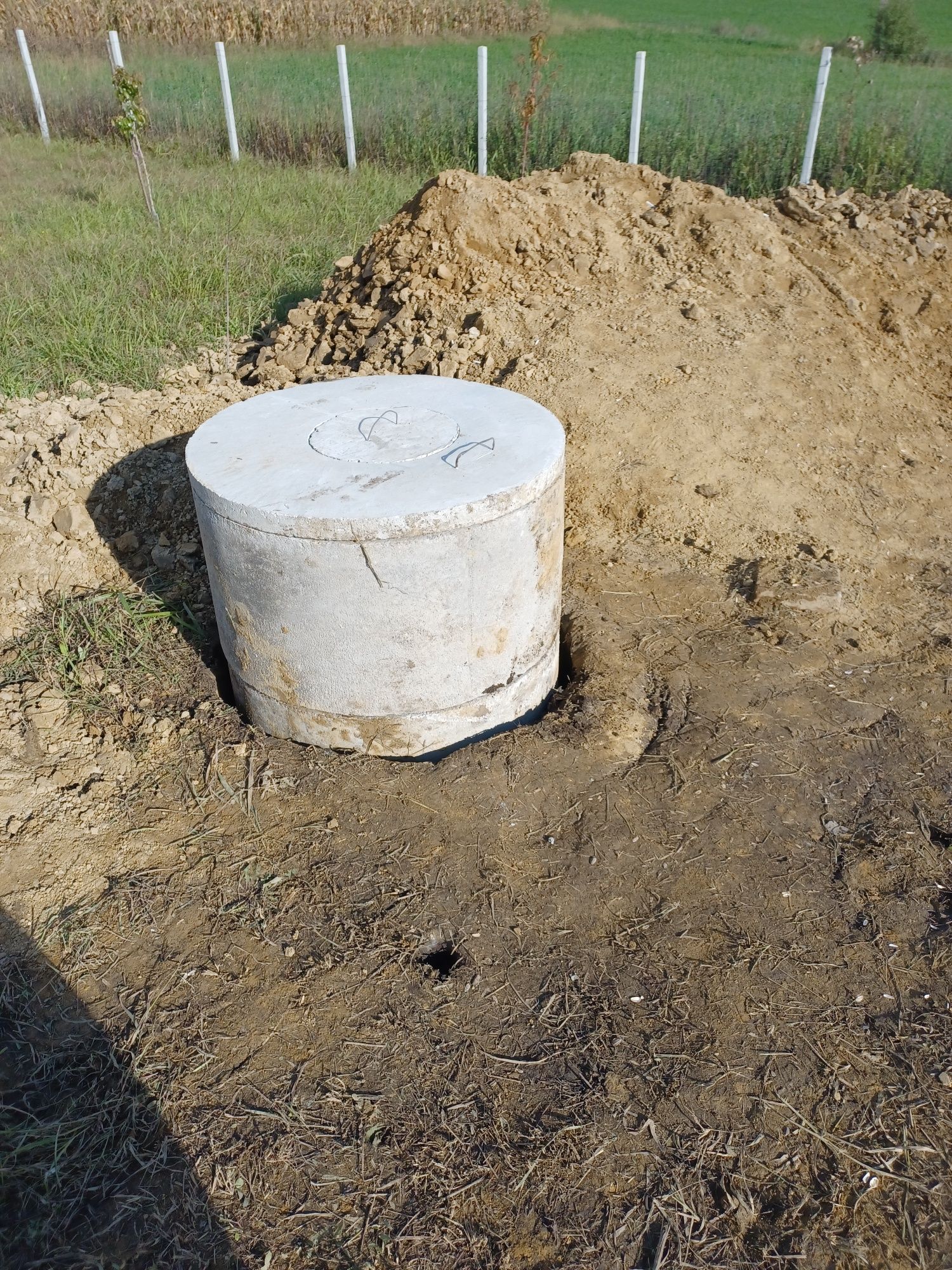 Facem fantani manual cu inele din beton.