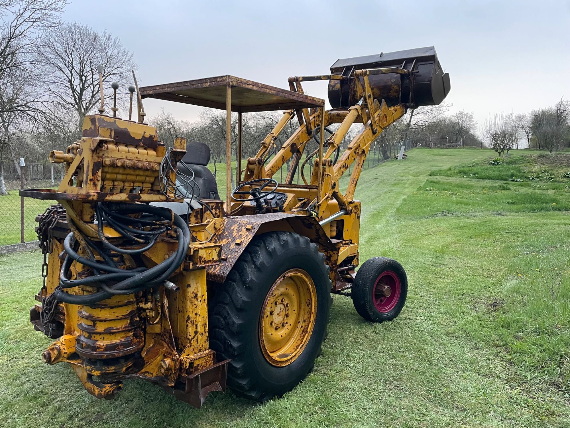 Tractor Fiat încărcător și cupa escavare .