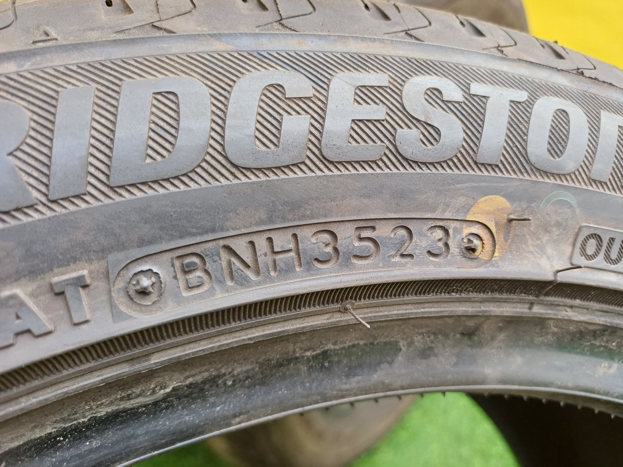 Шины 245/45 R17 Bridgestone  пара разный протектор.