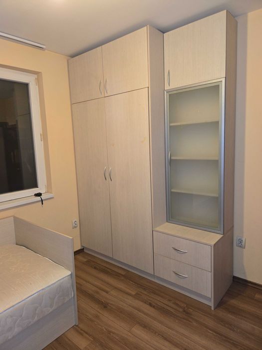 Гардероб с витрина