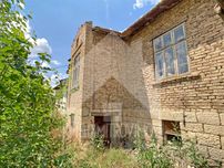 Продава парцел 800м2 с ТОП локация със стара къща в с. Стан.