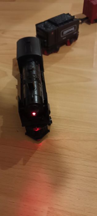 Locomotiva cu abur si 2 vagoane cu sunet si circuit sina