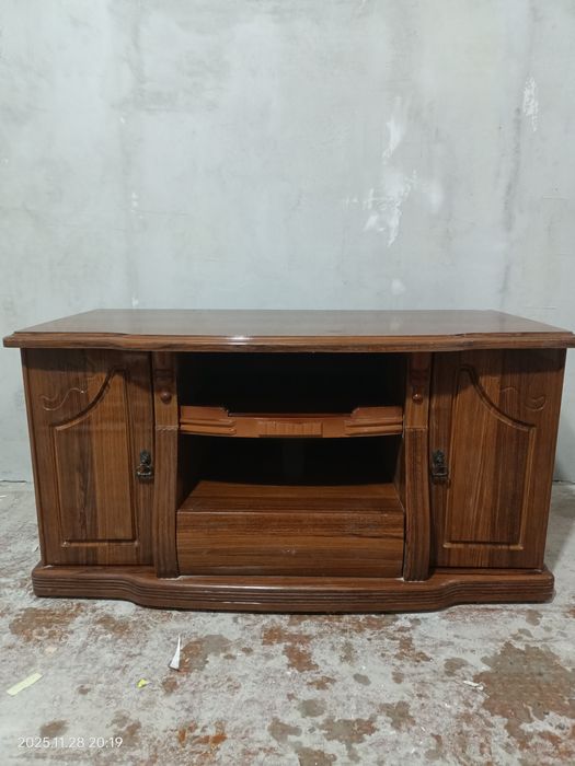 Продам тумбу под телевизор состояние отличное.