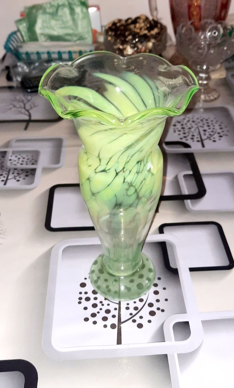 Вазочки вазы из цветного стекла