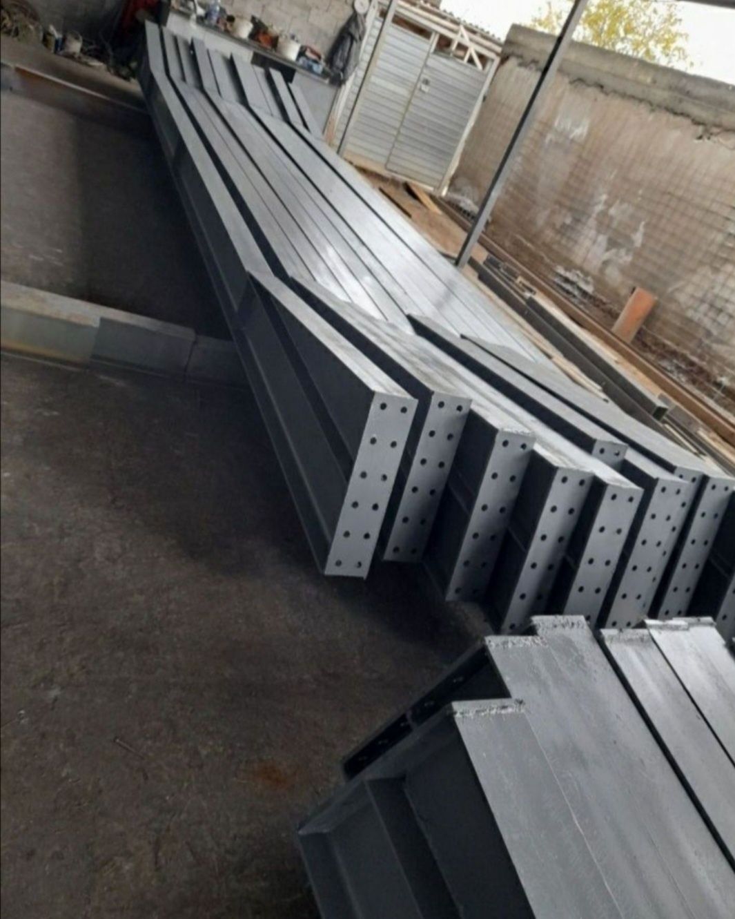 Vand hale metalice la preț de producător