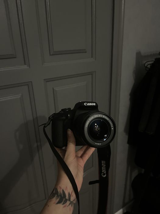 Фотоаппарат, Фотокамера Canon EOS 2000D