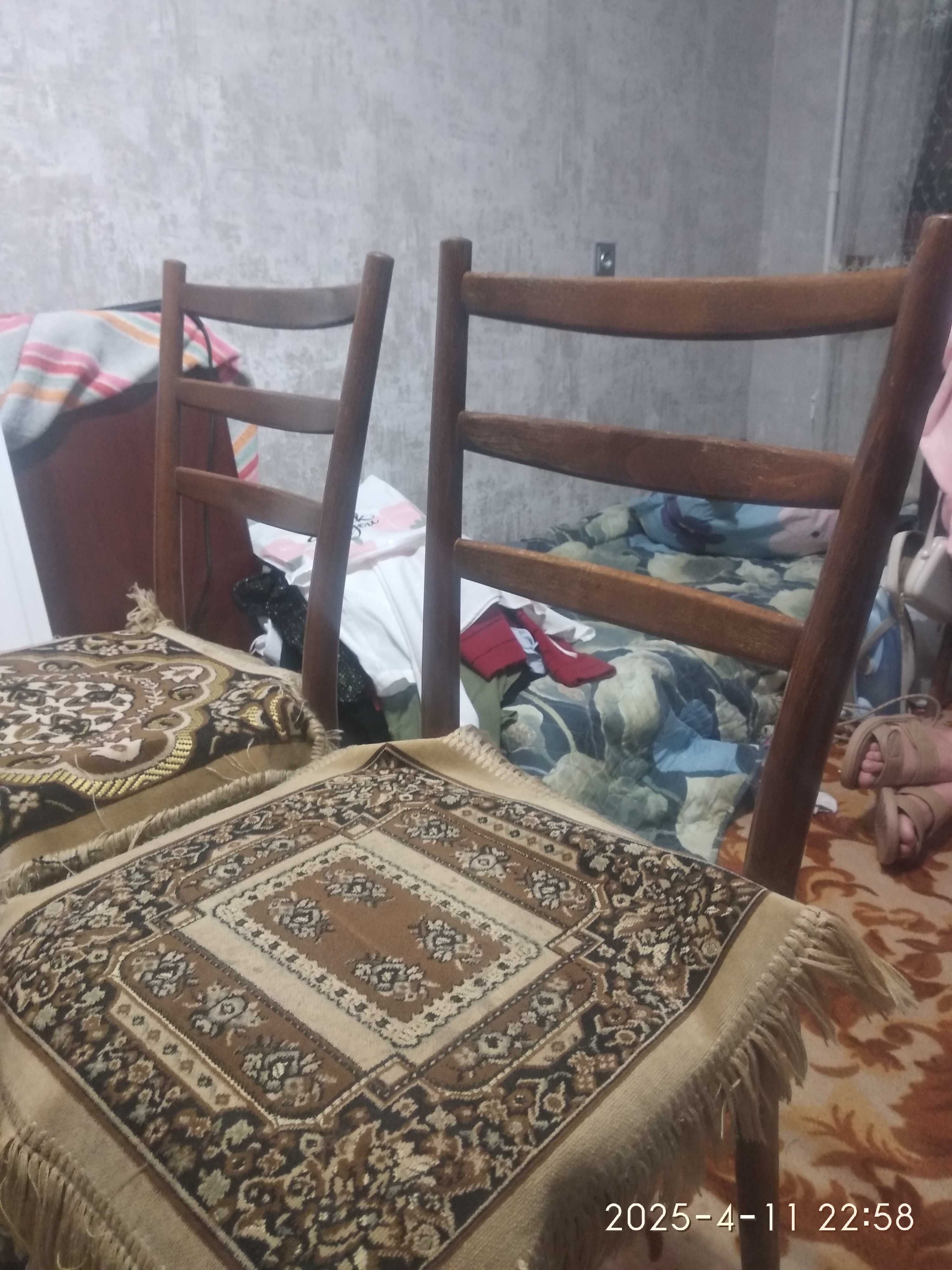 Продаётся стол палированный раздвижной и шесть стульев