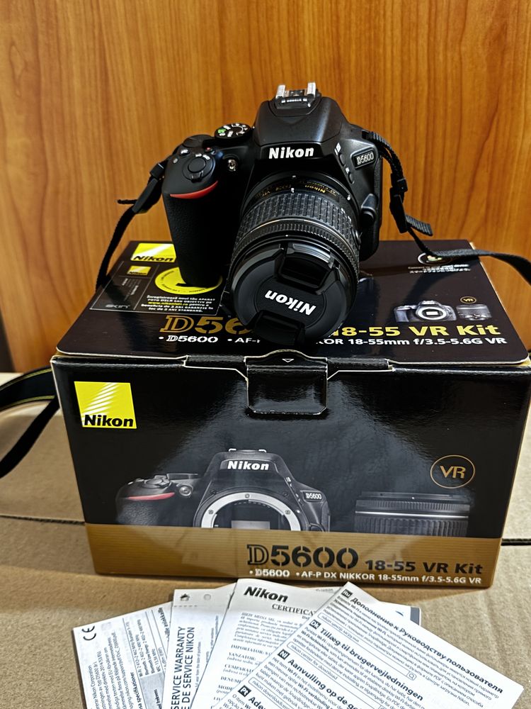 Nikon D5600 DSLR (obiectiv 18-55 mm) + geanta + trepied. Impecabil !