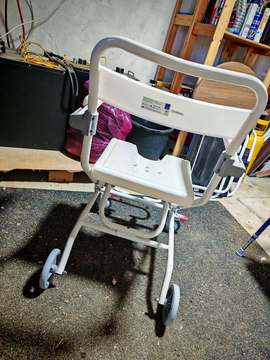 Scaun cu rotile pentru dus