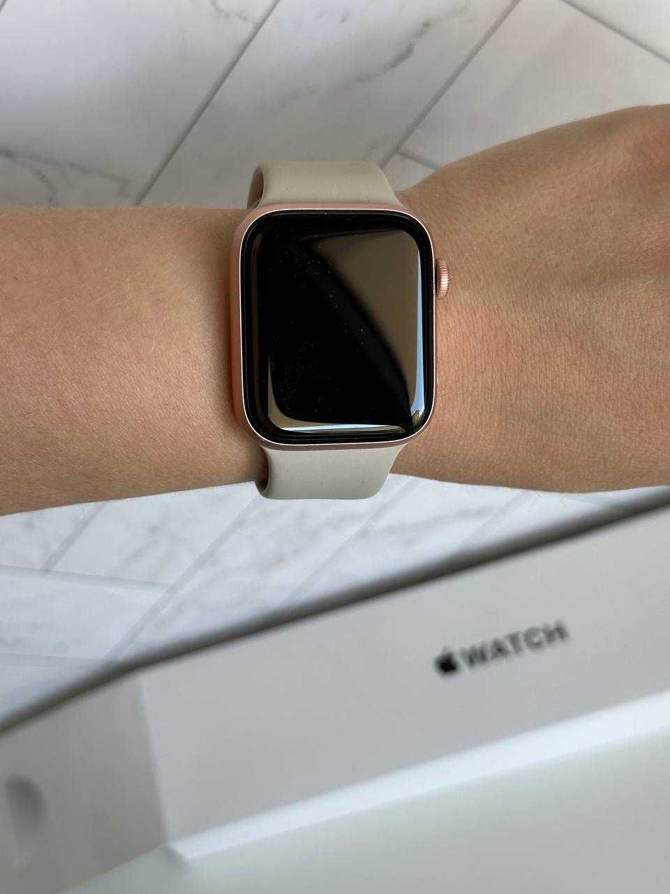 Часовник Apple iWatch SE gold 44 mm