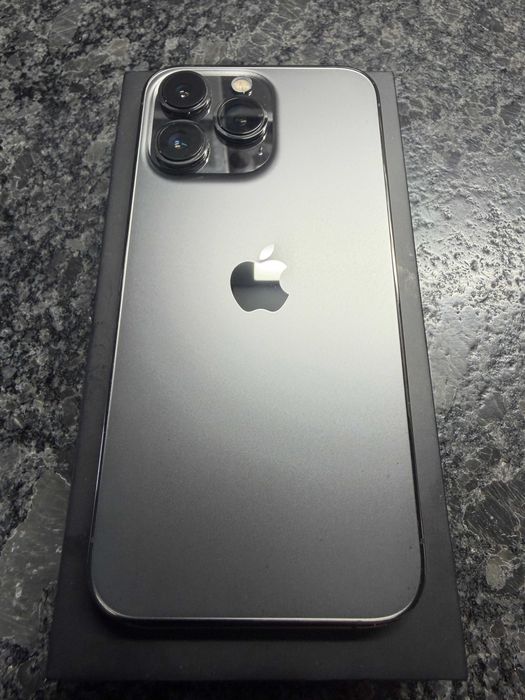 iPhone 13 Pro - отлично състояние/нов протектор