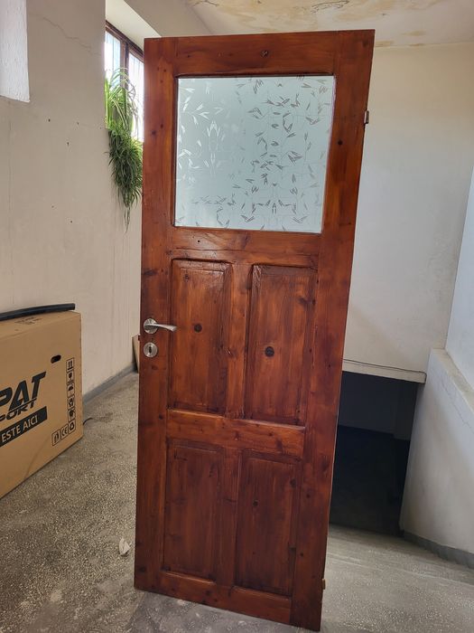 Usi interior din lemn de brad