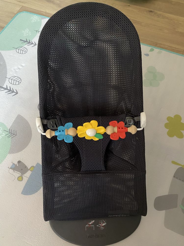 Balansoar Babybjorn cu bară de jucării inclusă