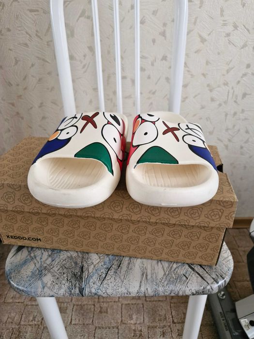 Шлепанцы с оргинальным рисунком новые.