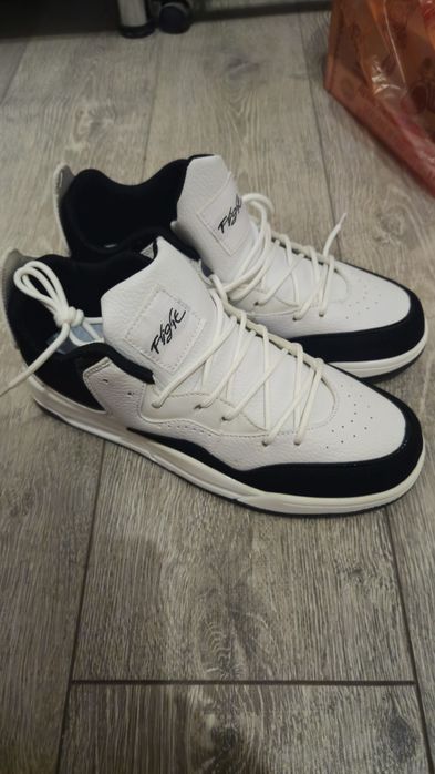 Продаю кроссовки