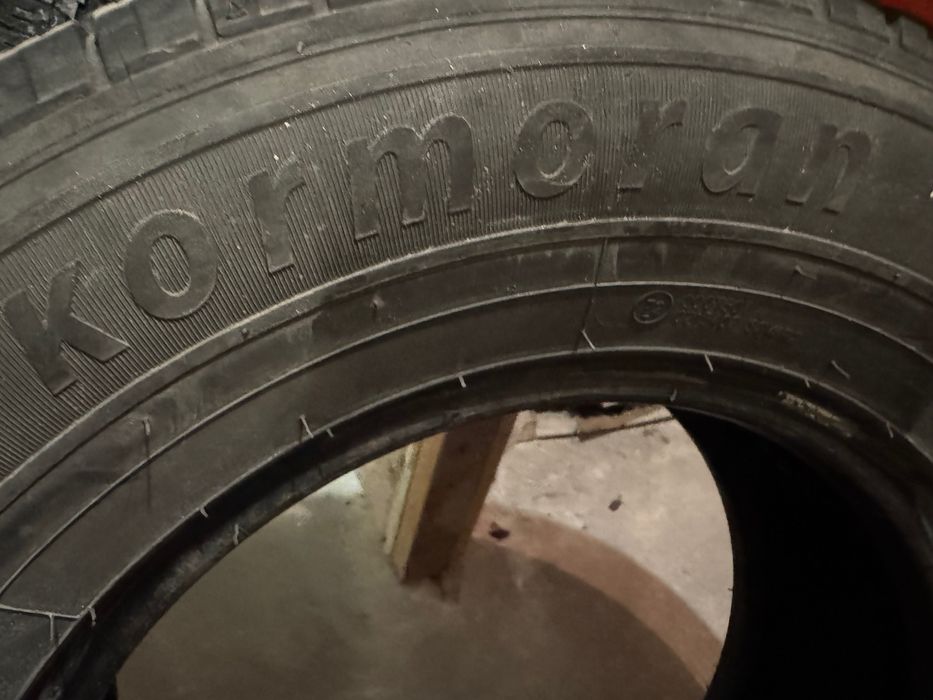 Бусови гуми 225/70/15 -300 лева. 4 броя.