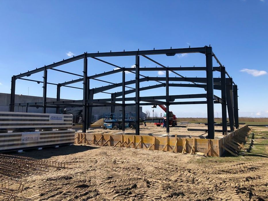 Avem pe stoc hală metalică deschidere 11m, lungime 30 m , înălțime 4m.