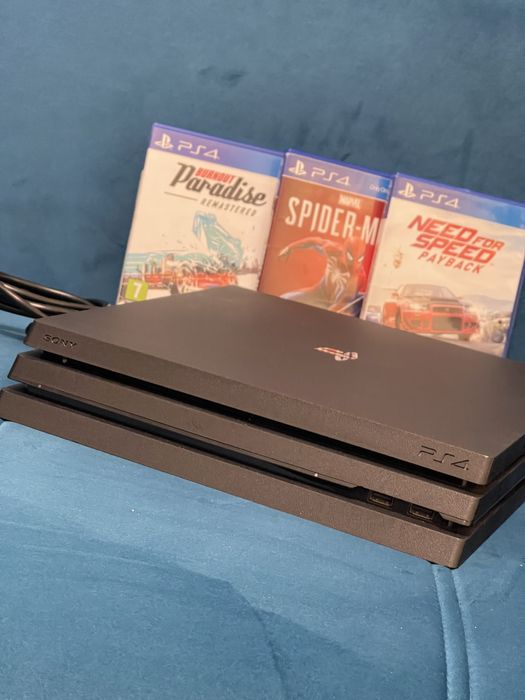 PS4 Pro + 2 controllere originale + 3 jocuri + dock