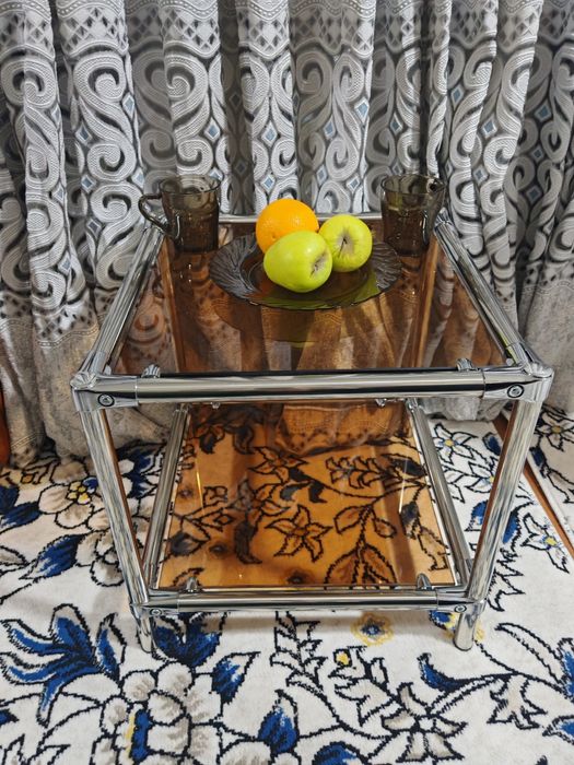 Журнальный столик 530000 сум.