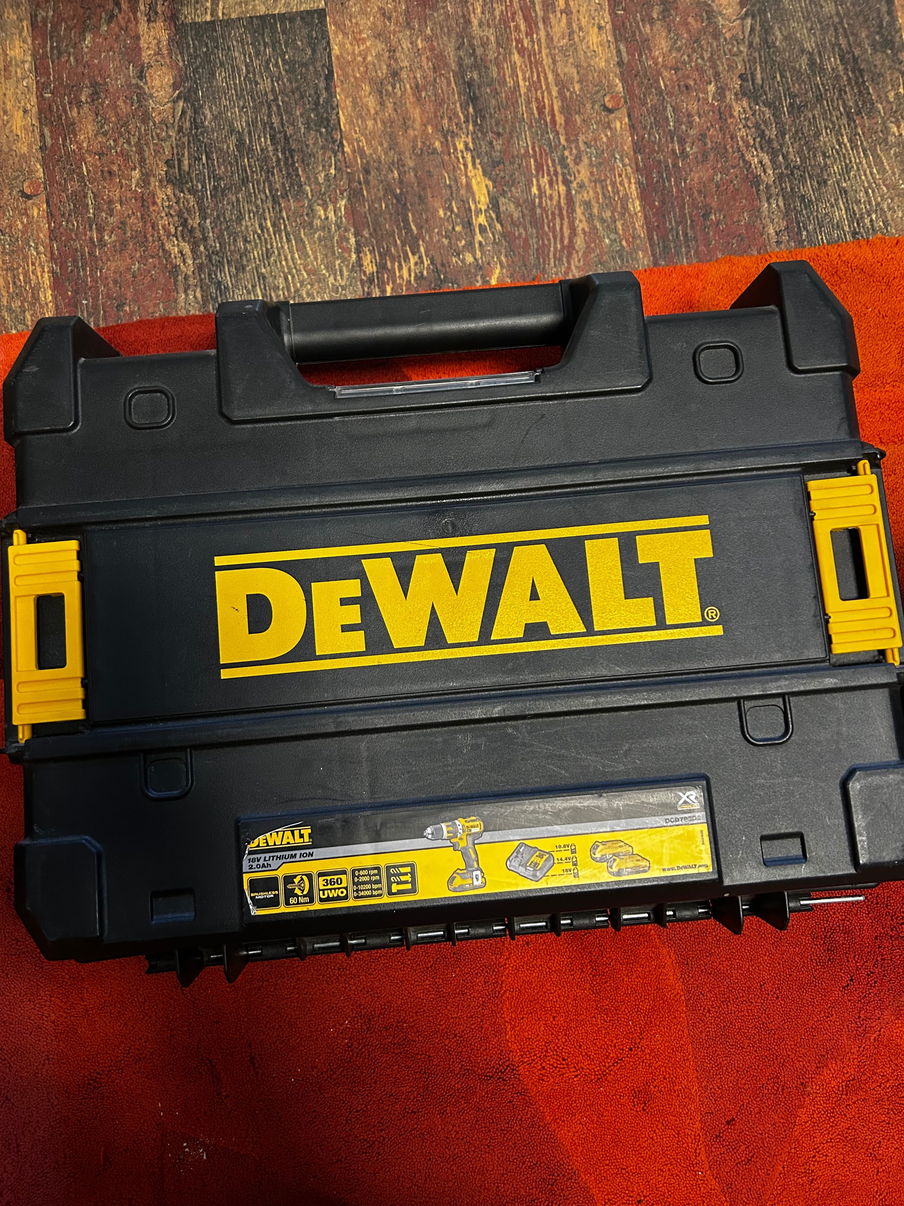 Акумулаторен ударен винтоверт DEWALT DCD795D 2 комплект с DCD708 TY2