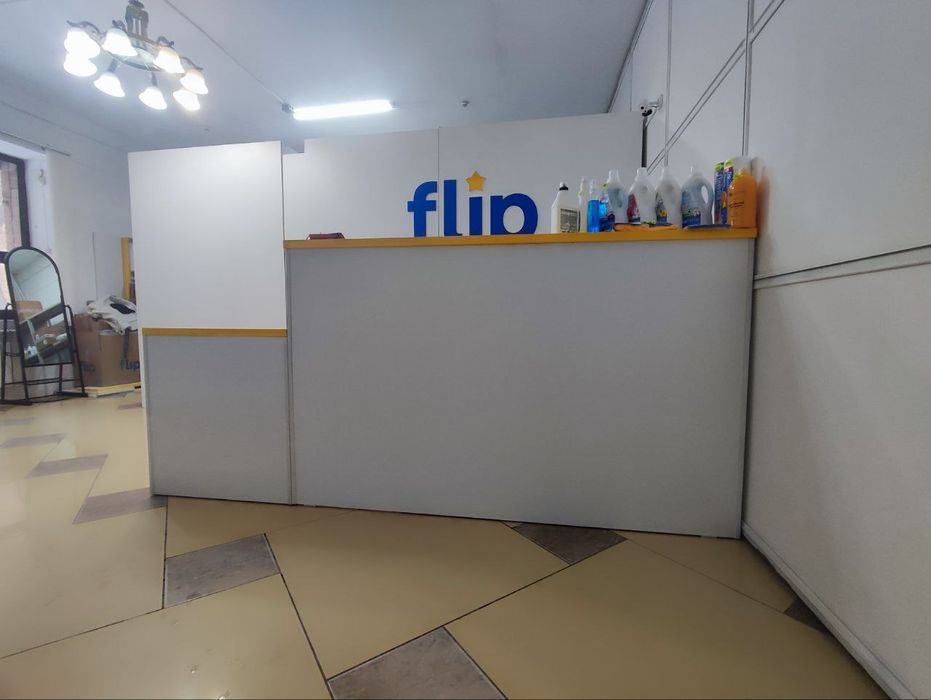 СРОЧНО! Продам торговое оборудование. Ресепшен, тумба, стеллажи