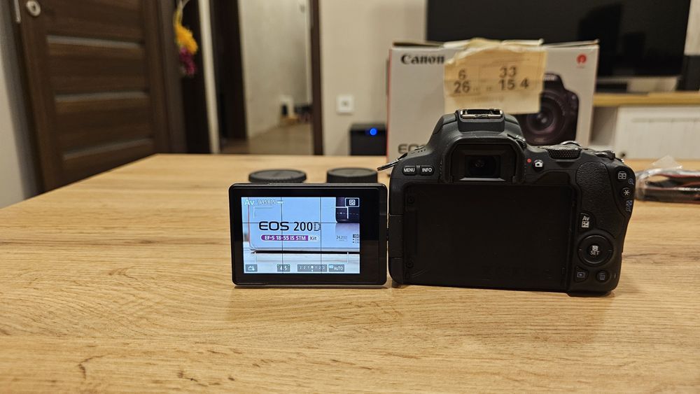 Canon DSLR EOS 200D 24MP, Wi-Fi+Oбективи 18-55mm, f/35+50mm f1.8 STM