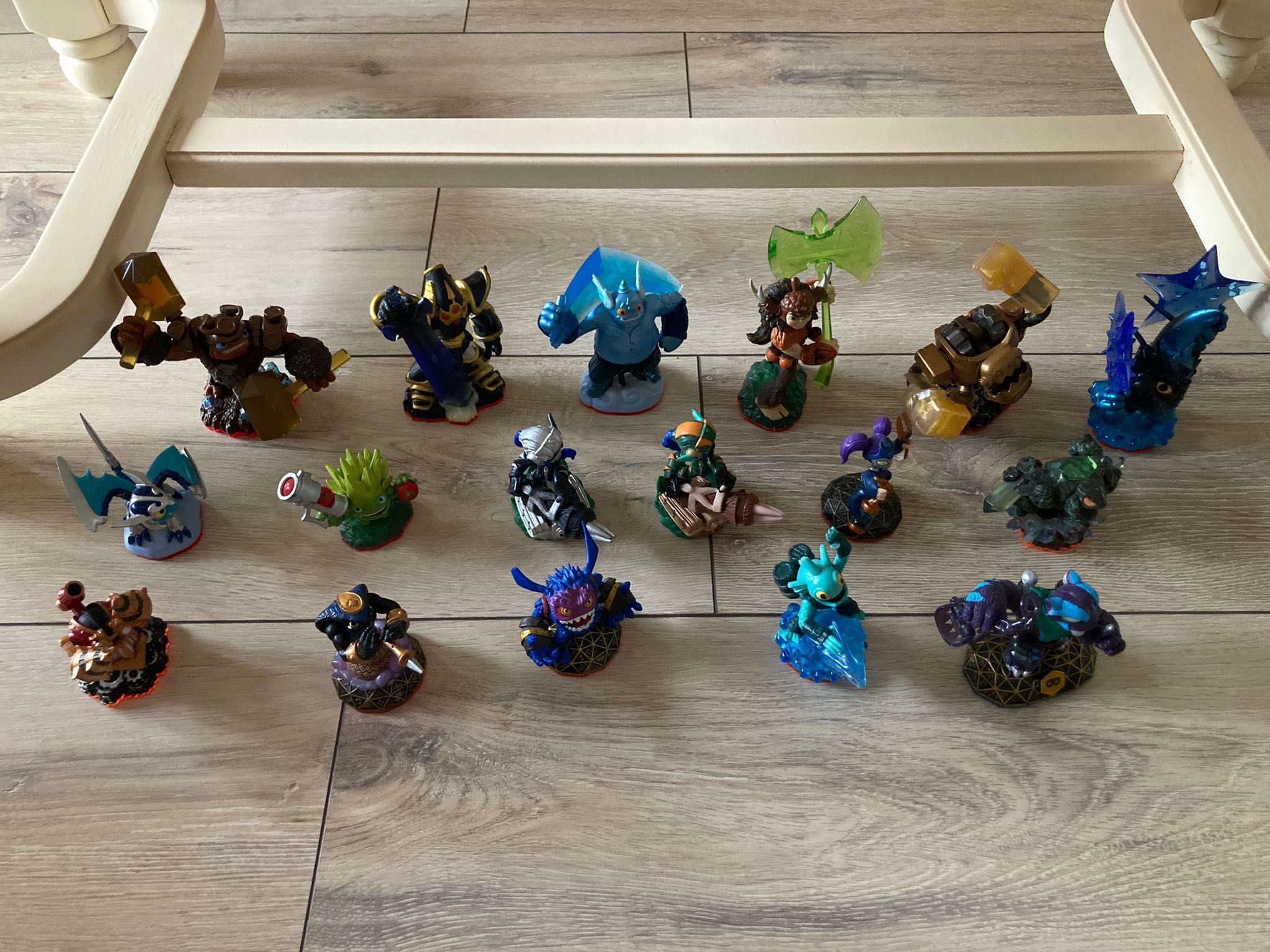 Skylanders - 25 figurine. + altele