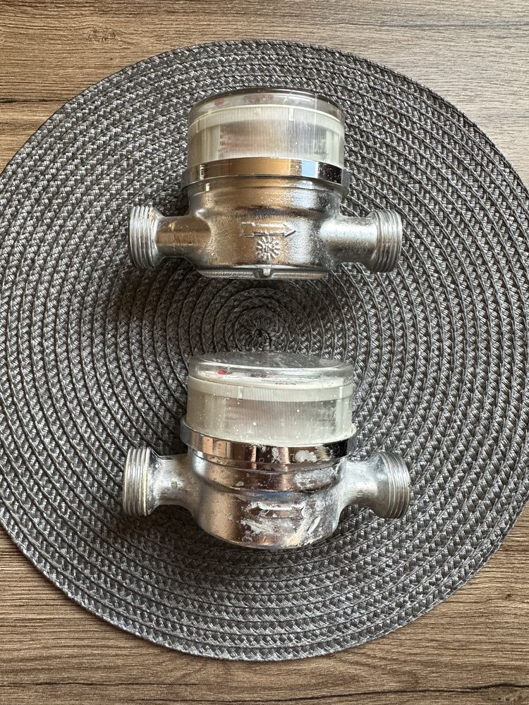 Vand 2 contoare de apa calda marca FGH