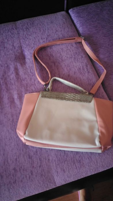 Geanta roz de vânzare