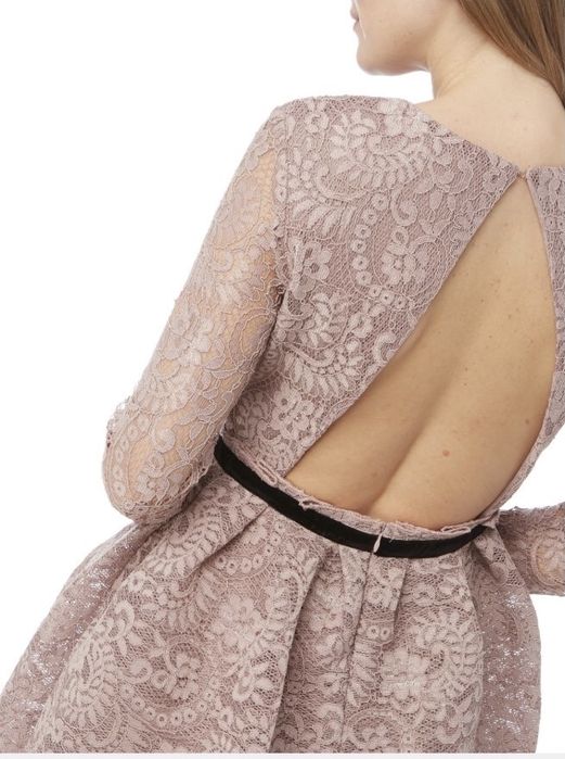 Дантелена рокля с гол гръб