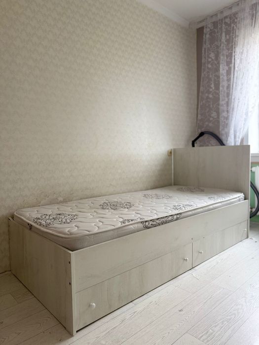 Спальный кровать в хорошем состоянии.