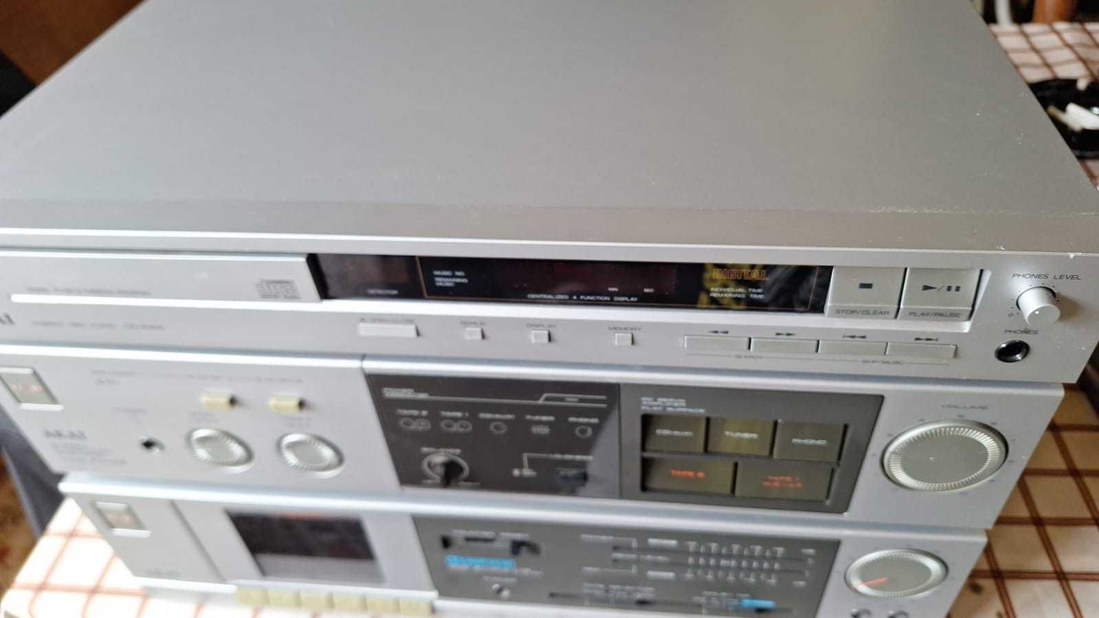 Set audio Akai amplificator, cd player si casetofon deck.
