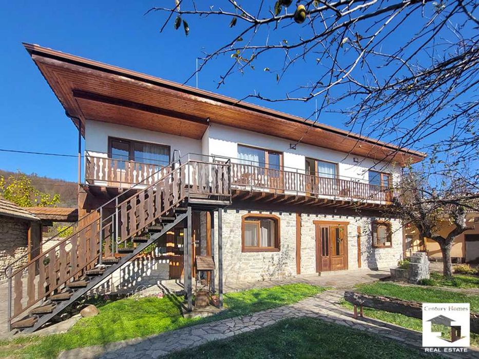 116249 Къща с 8 спални, механа и добре аранжиран двор в с. Емен