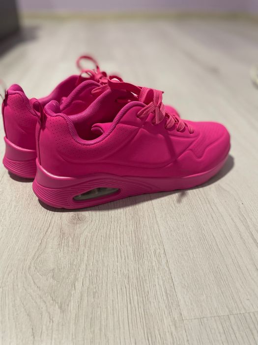 Розови маратонки