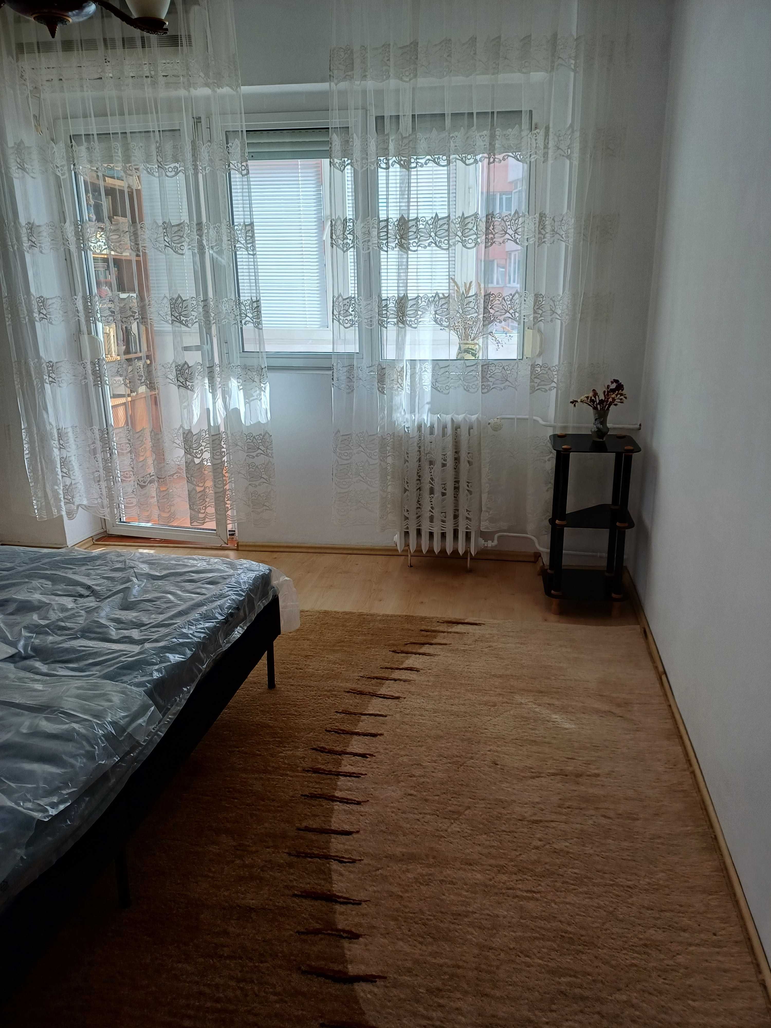 Proprietar inchiriez apartament 3 camere decomandate Sos.Giurgiului