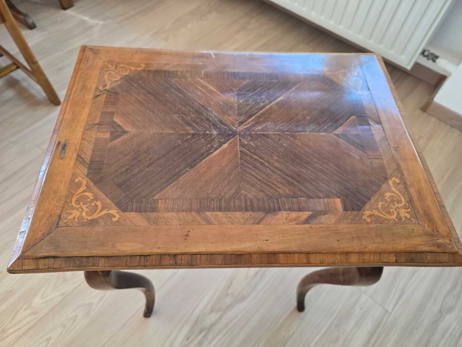 Продавам стара масичка със украса от седеф.