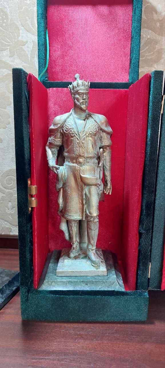 Amir temur haykallari sotiladi, 3 hil turi bor