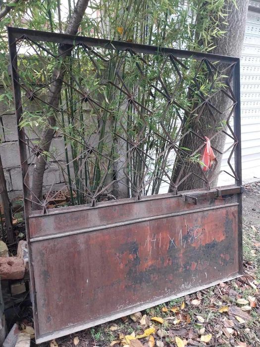 Метална дворна порта с две крила