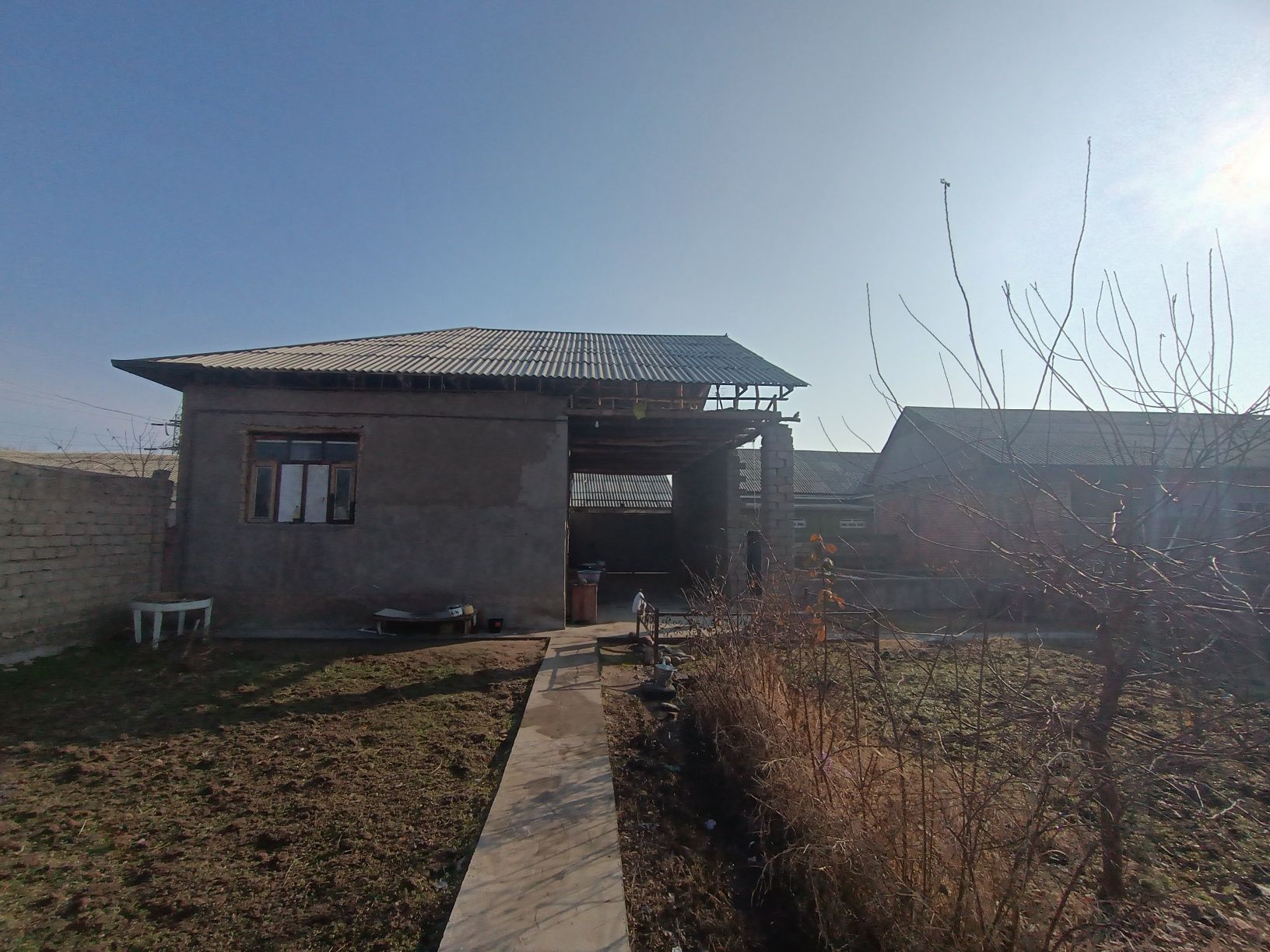 Srochna hovli uy sotiladi uzumbogda 6 sotix