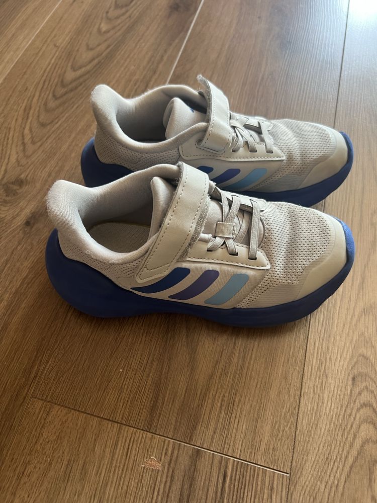 Продавам маратонки adidas