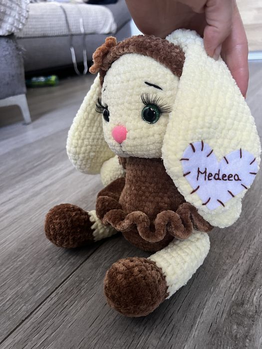 Iepuras handmade crosetat din fir de catifea