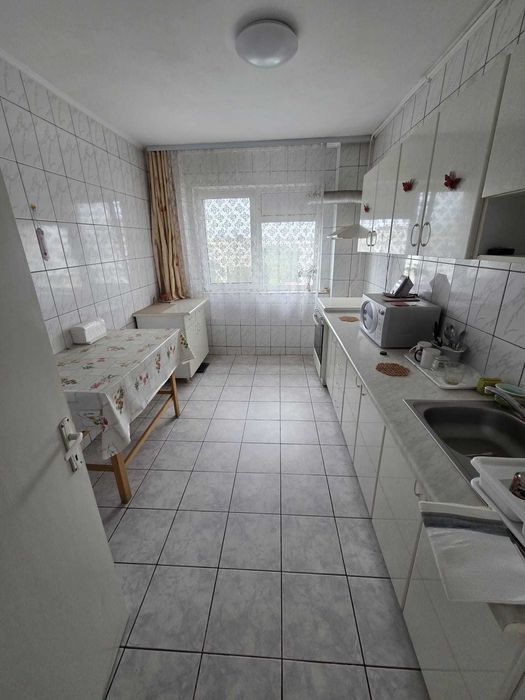 Vand apartament decomandat cu doua balcoane,  mobilat 3 camere