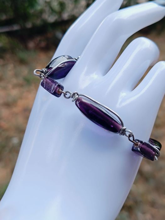 Veche bratara din sticla mov