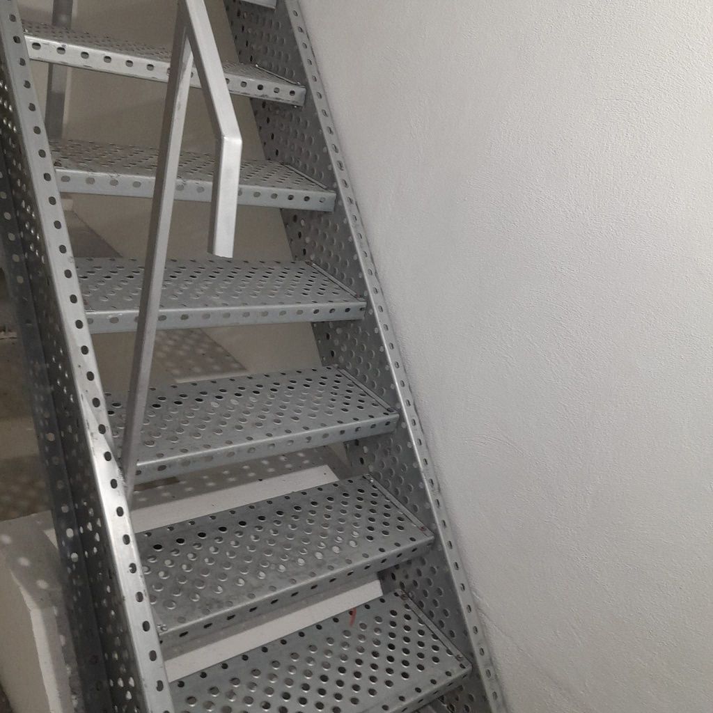 Confectionam scarii metalice zincate exterioare și pentru incendii , p
