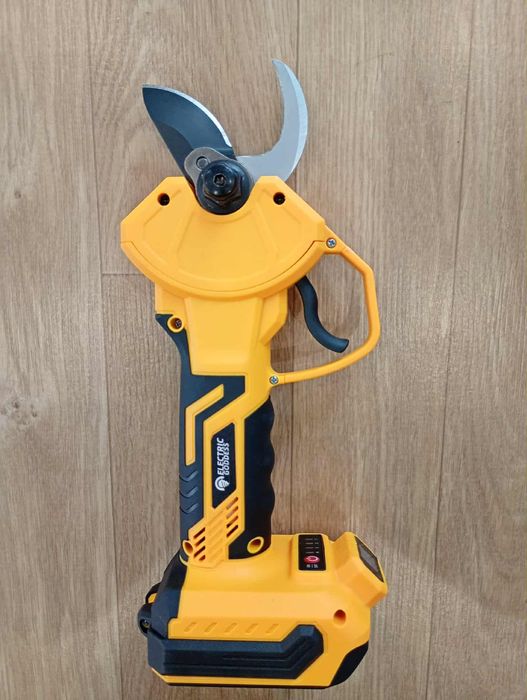 foarfeca pomi si vie baterii makita milwaukee dewalt