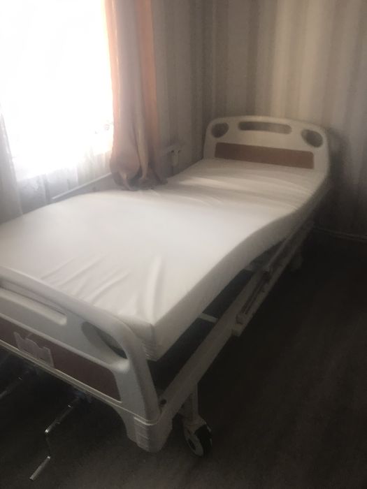 Болнично леглото и стол